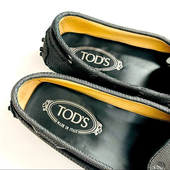 TOD’S Gommino Textured Leather Loafers - Picture 6 of 9